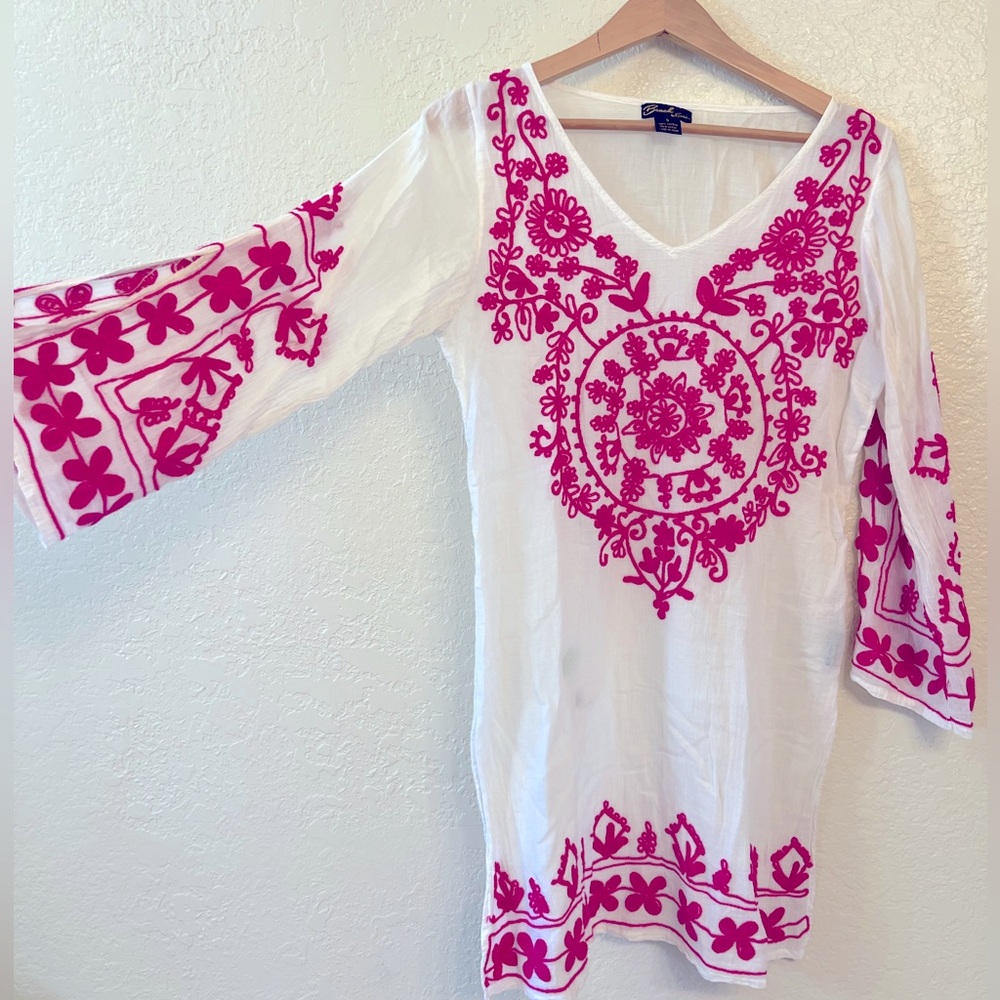 🩷Coverup 🩷Embroidered Floral - White and Fushia. Size S - Picture 2 of 8